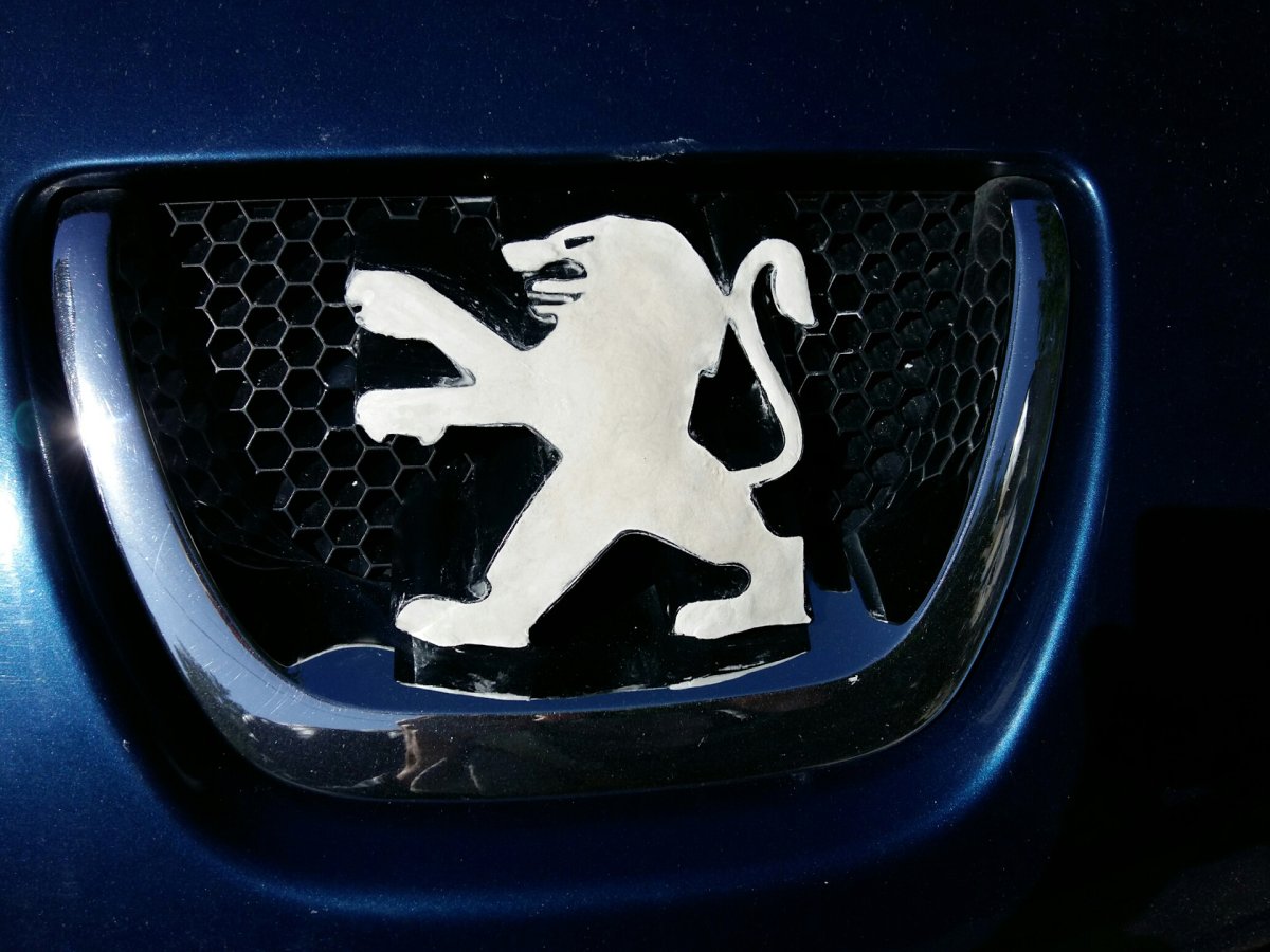 Машина с маркой льва