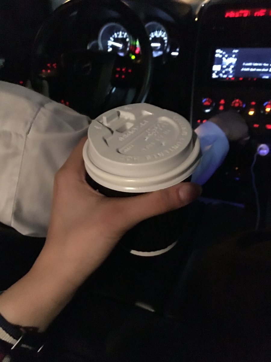 Кофе в руках в машине ночью