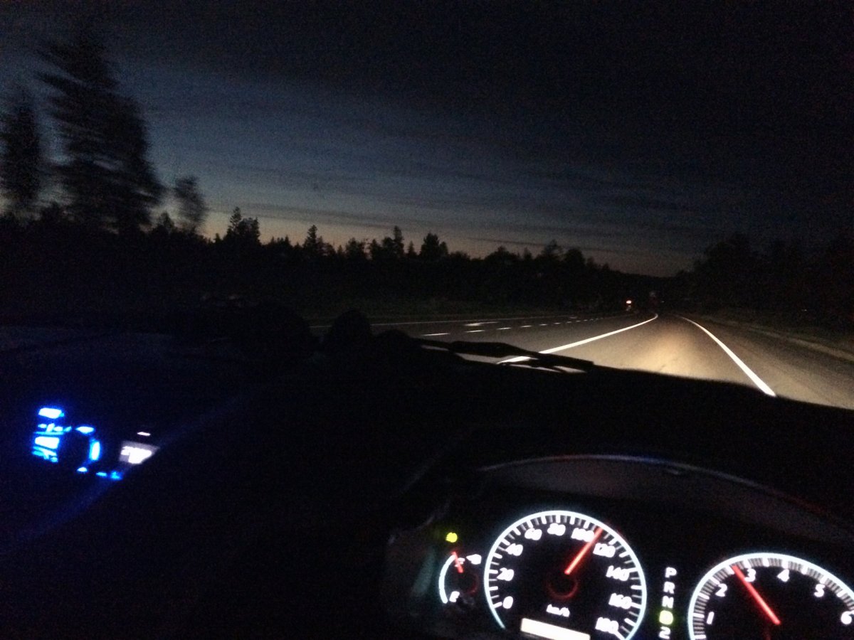 Вид с машины ночью на дорогу