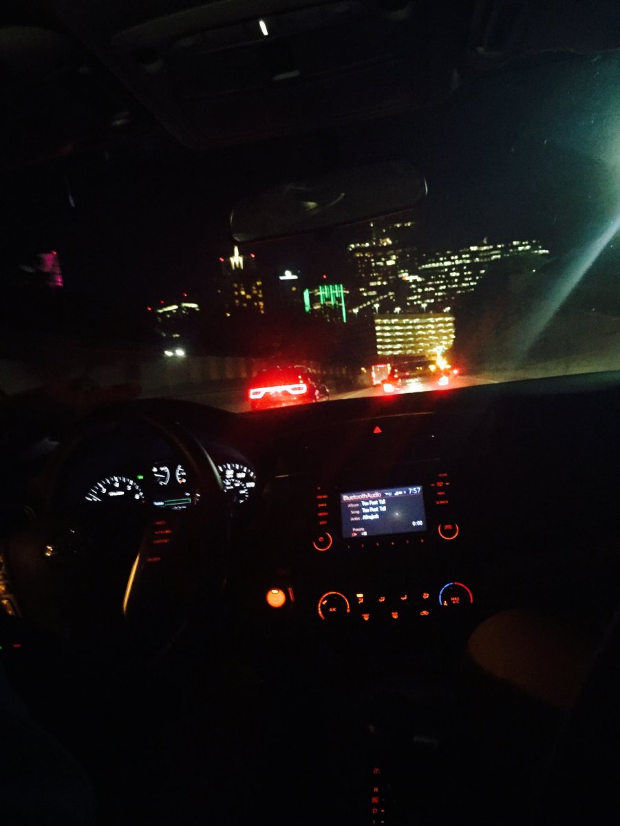 Машина внутри ночью