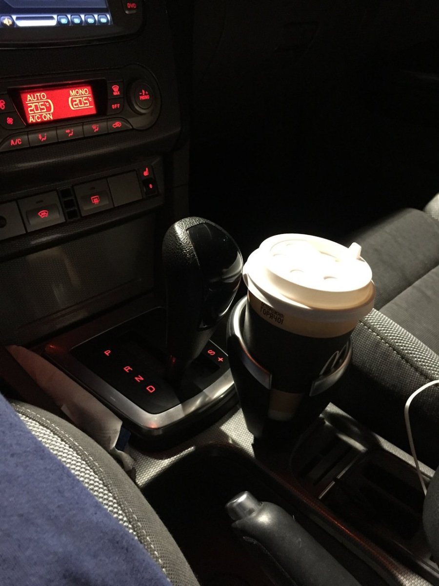 Кофе в салоне автомобиля