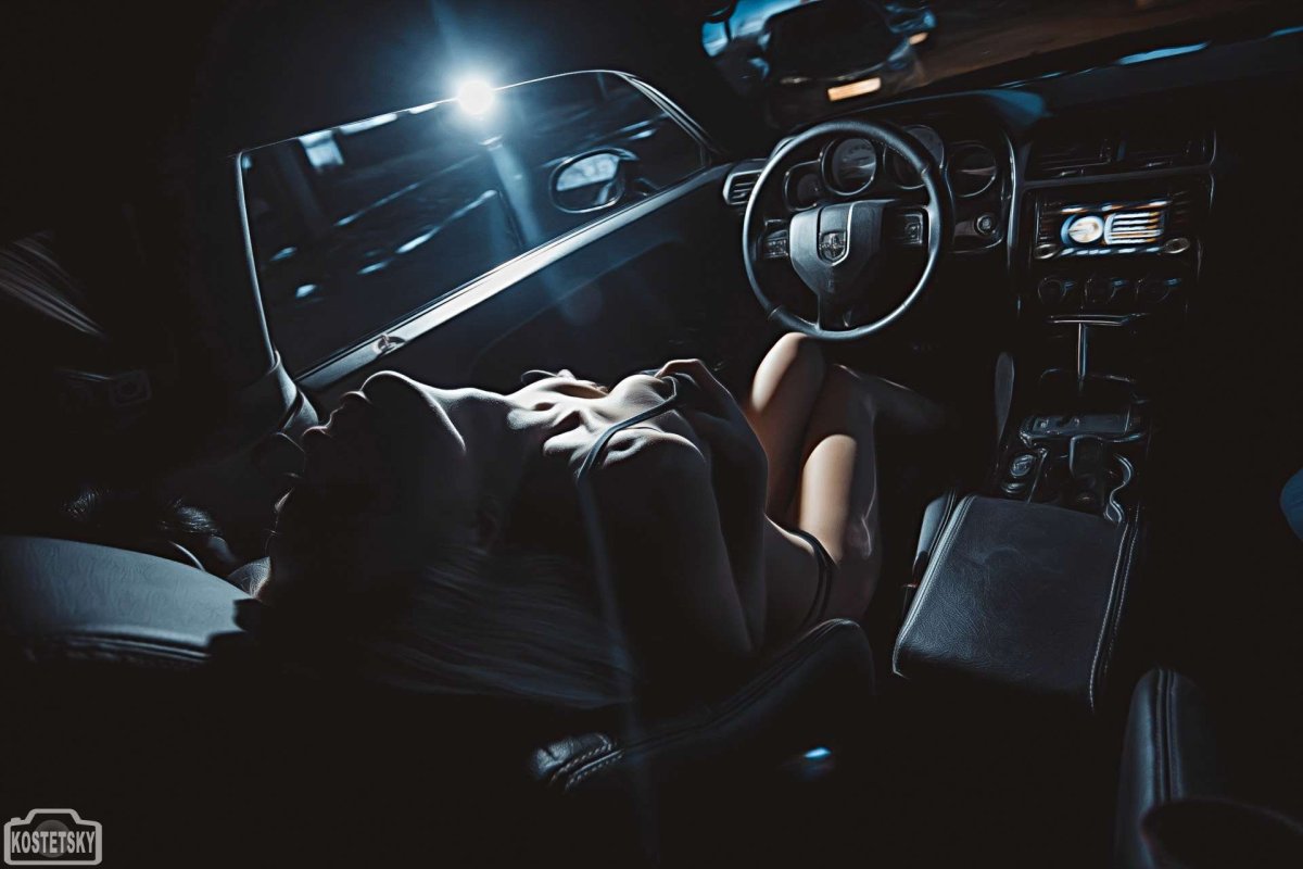 Девушка в машине ночью