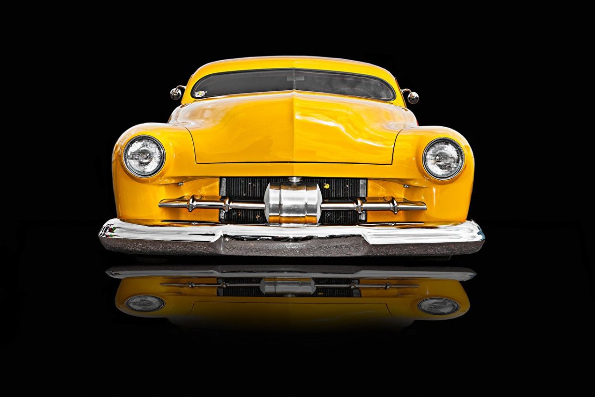 Желтый ретро автомобиль