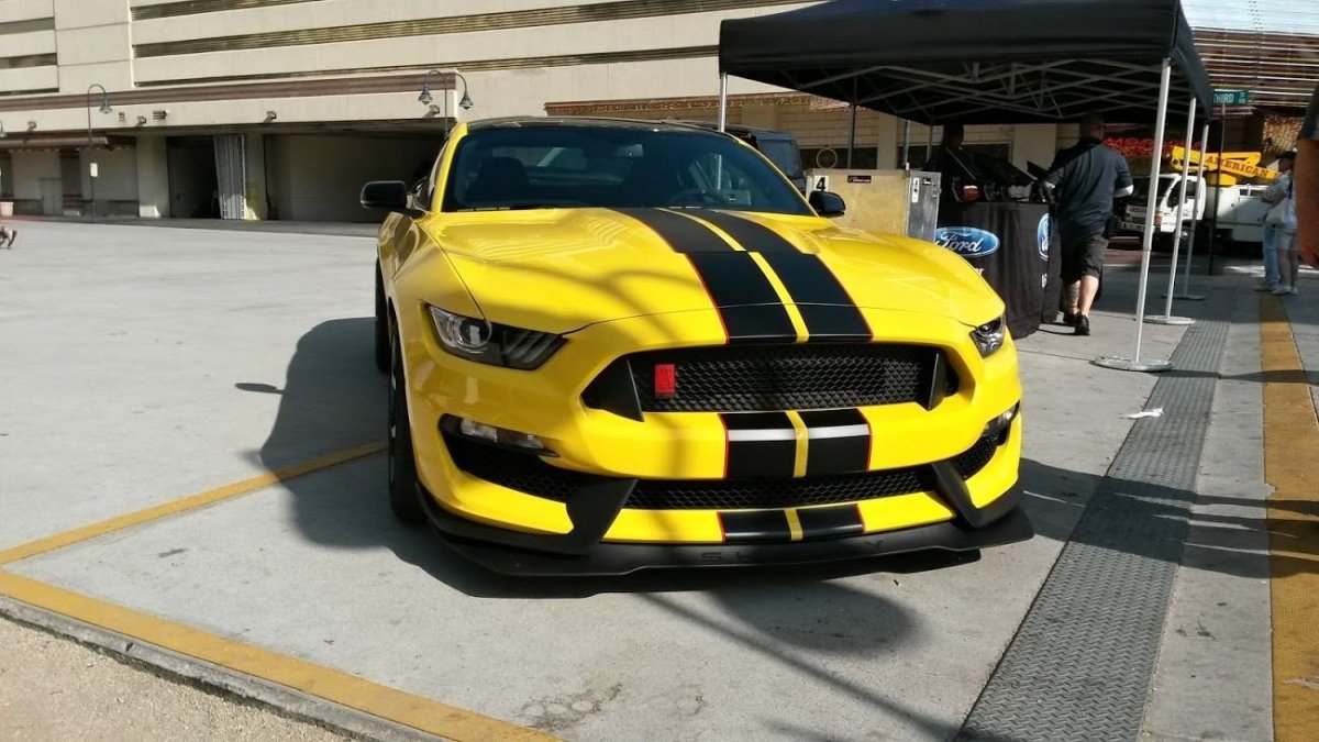 Ford Shelby gt350r Yellow