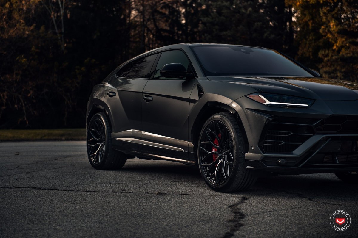 Lamborghini Urus черный