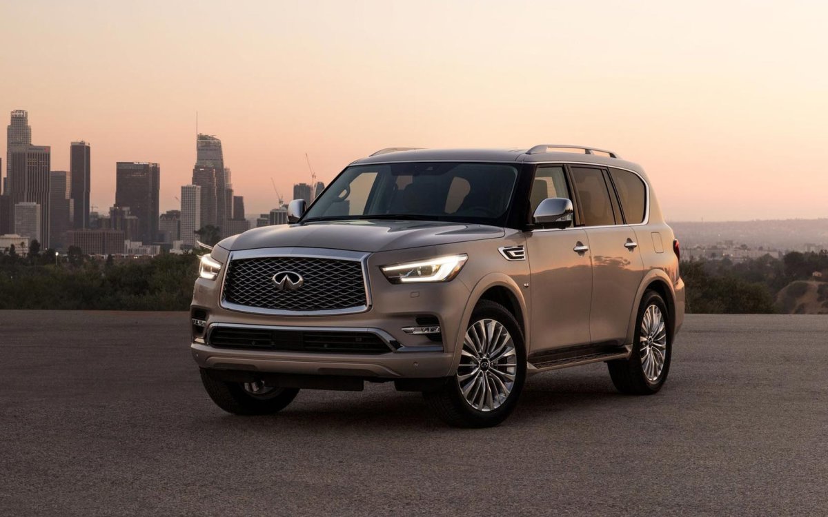 Машина Инфинити qx80