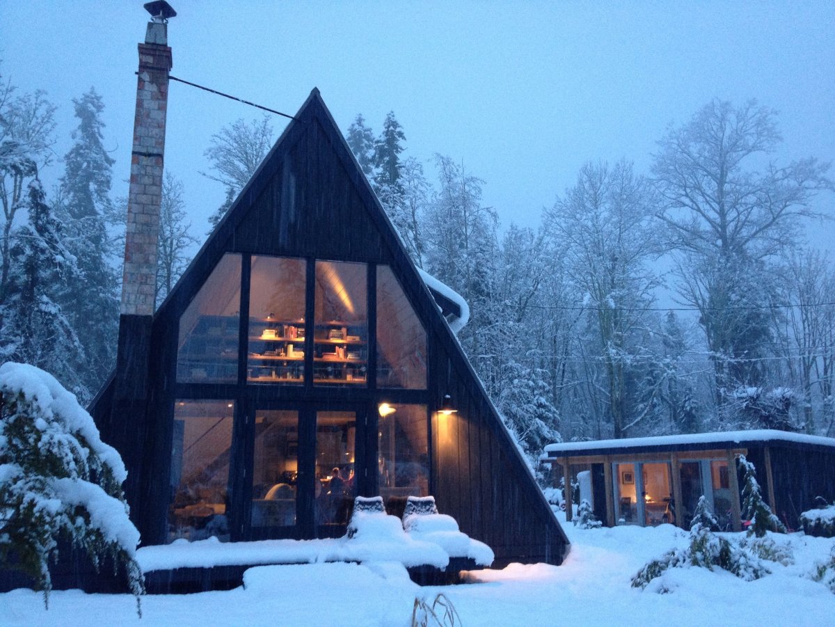 Треугольный дом зимой