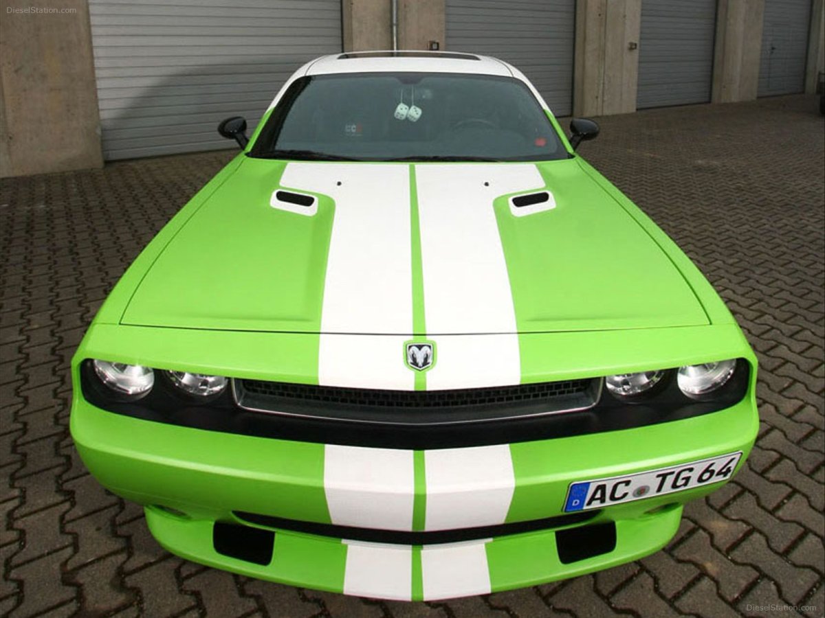 Dodge Challenger зеленый полосатый