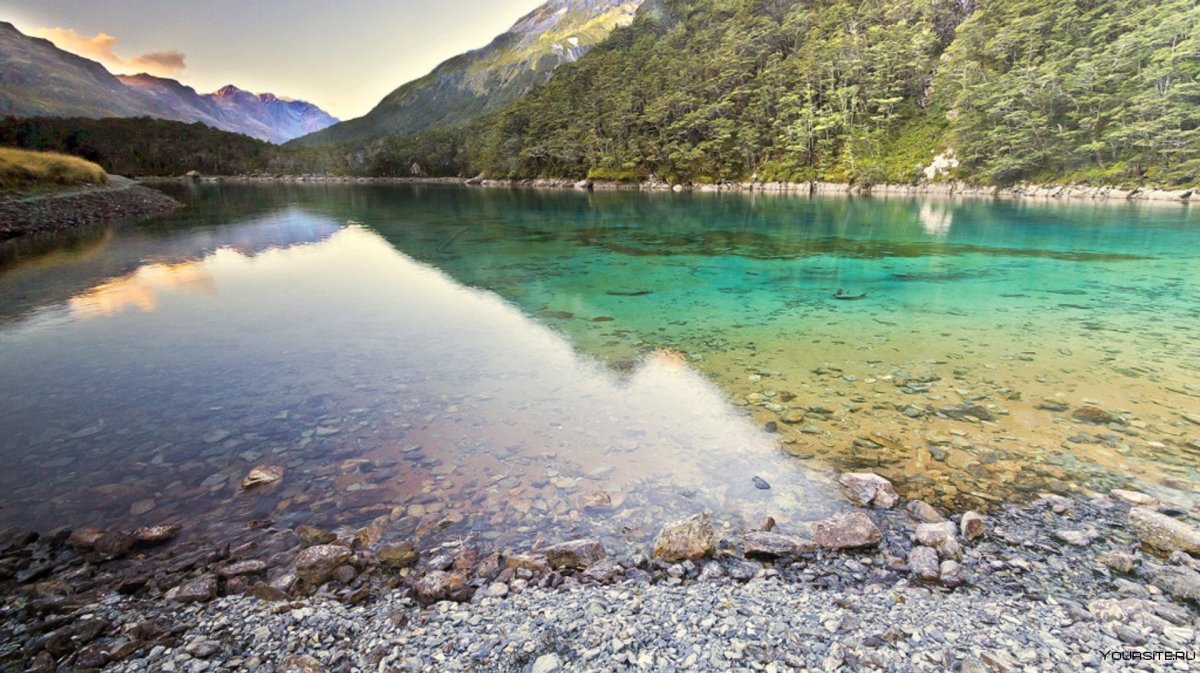 Голубое озеро Нельсон в новой Зеландии