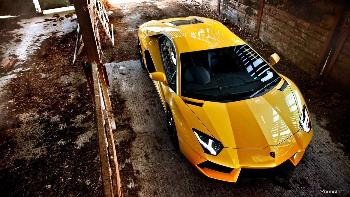 Lamborghini Aventador желтый