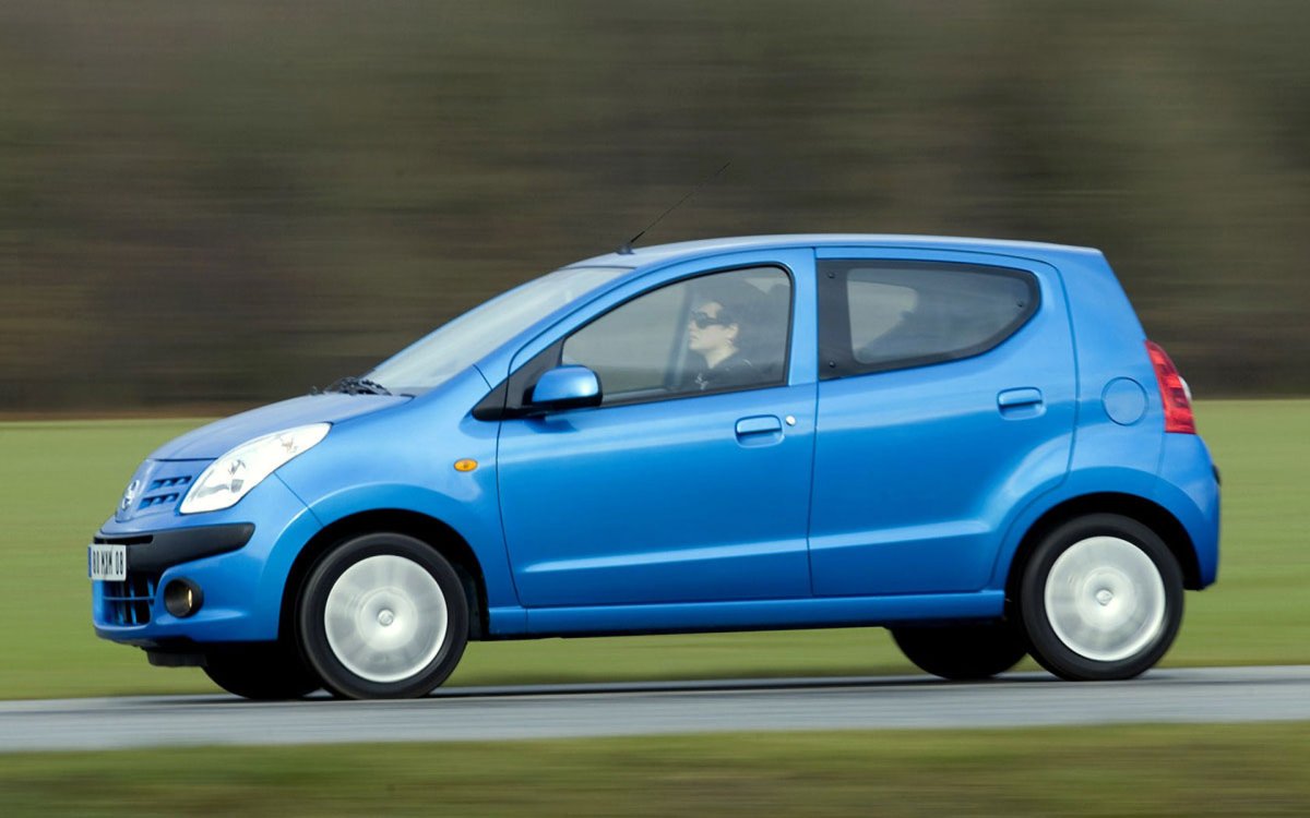 Nissan машина маленькая 2009