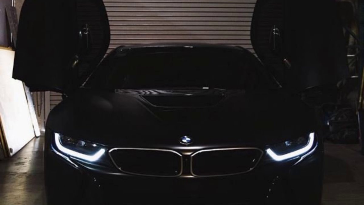 BMW i8 в темноте