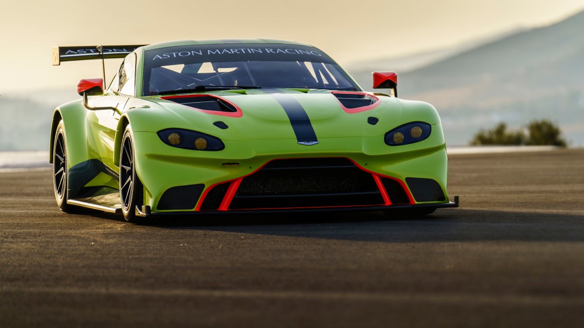 Aston Martin Vulcan Amr Pro