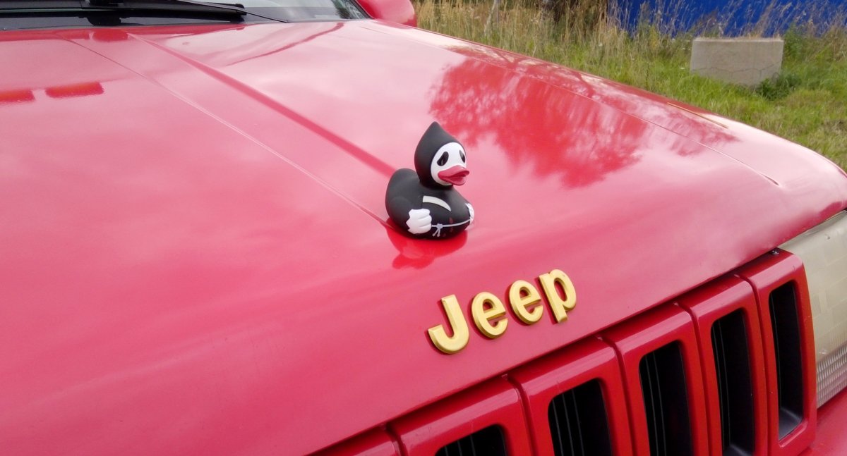 Jeep Grand Cherokee с уткой на капоте