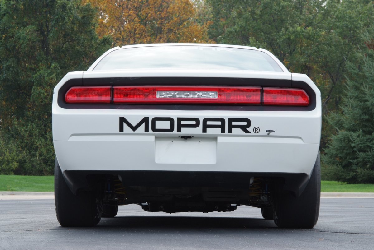 Dodge Challenger 2011 с сзади