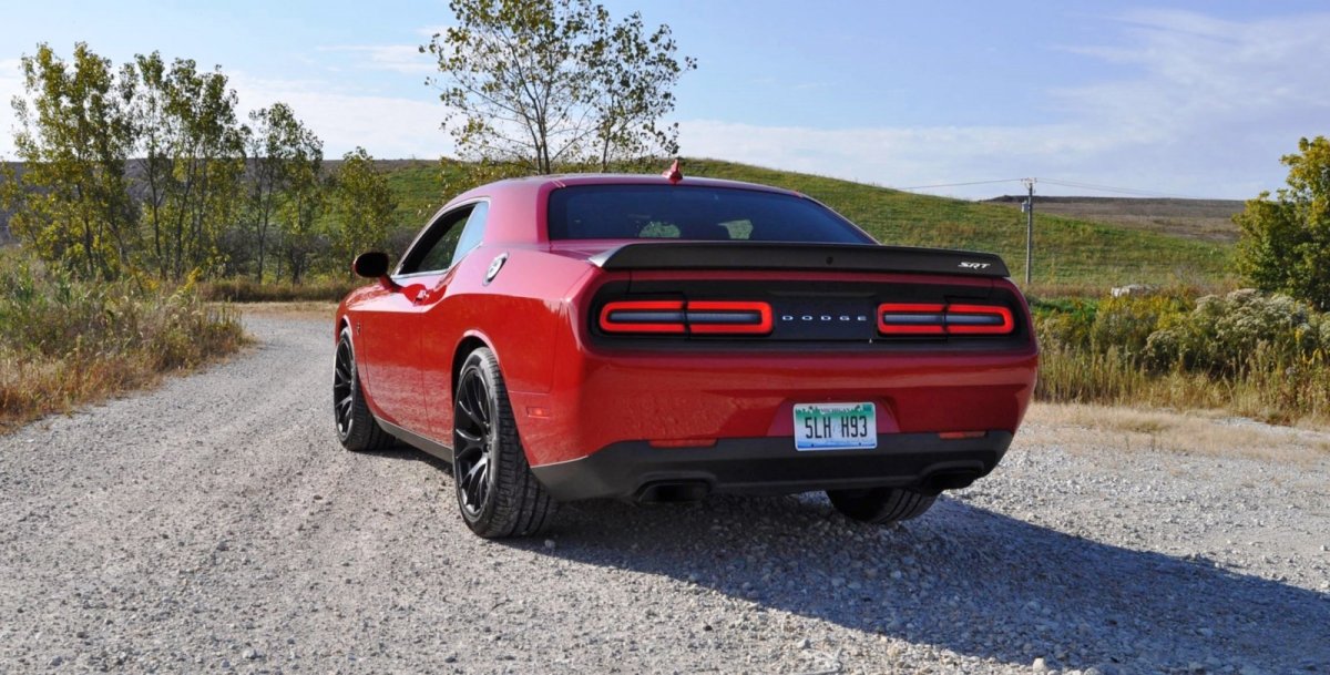 Dodge Challenger Hellcat зад