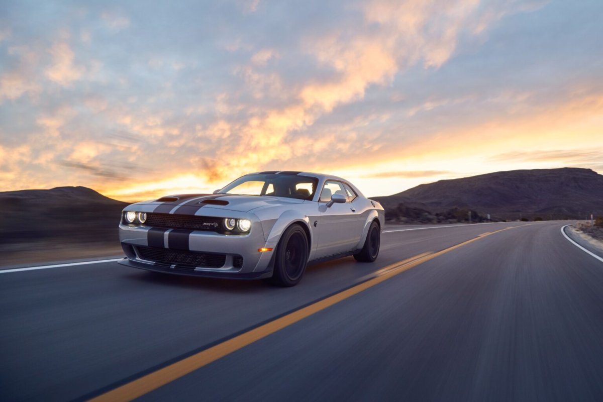 Dodge Challenger srt Hellcat 4k