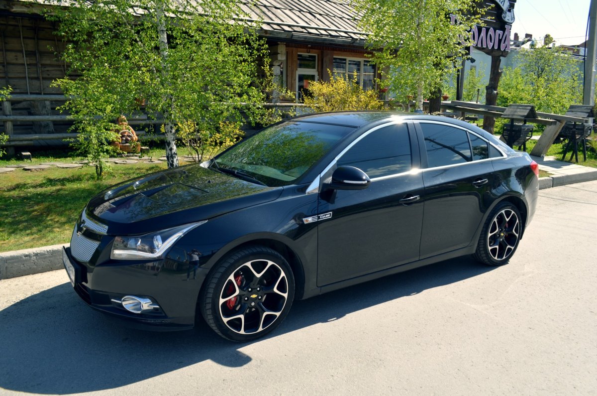 Черный Шевроле Круз r19