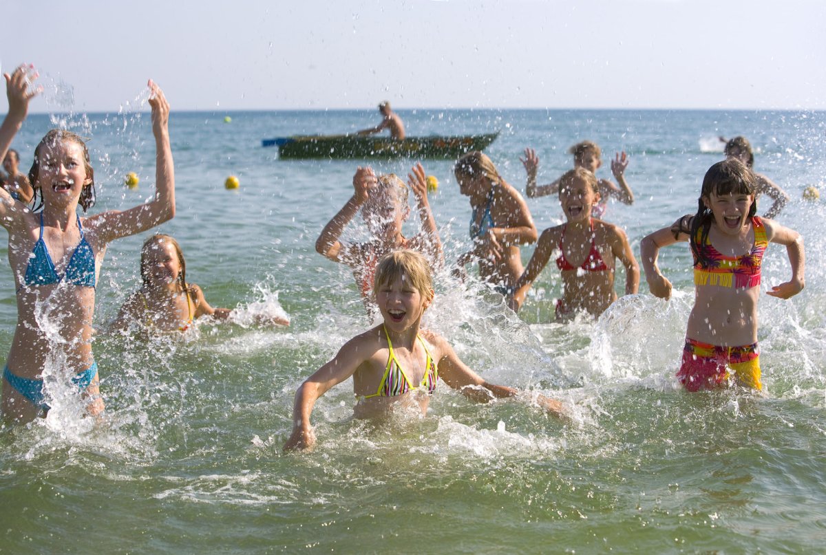 Дети купаются в море