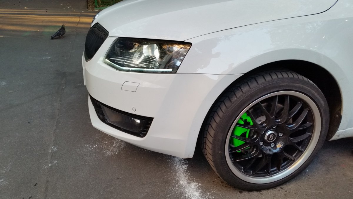 Skoda Octavia RS зеленые суппорта