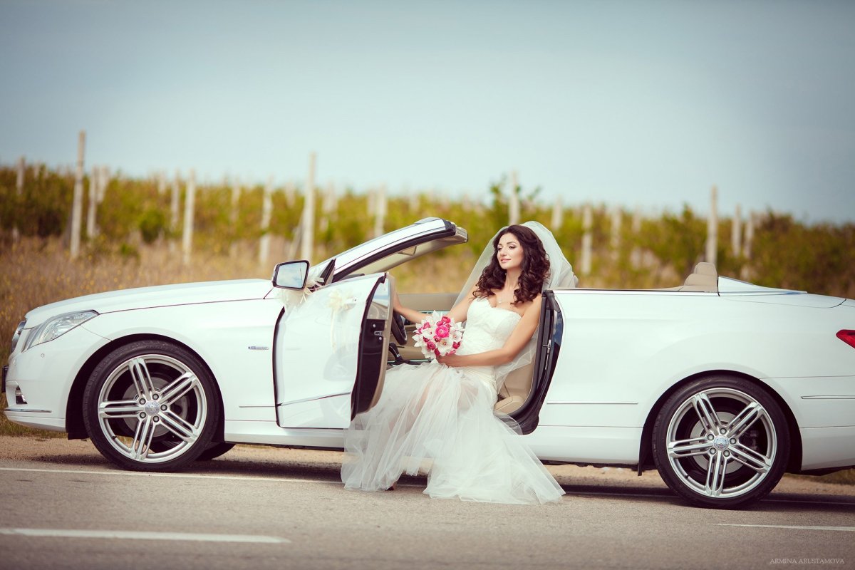 Автомобиль и невеста стоя
