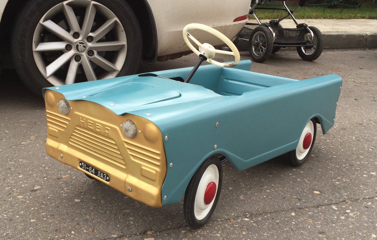 Советская педальная машина Москвич