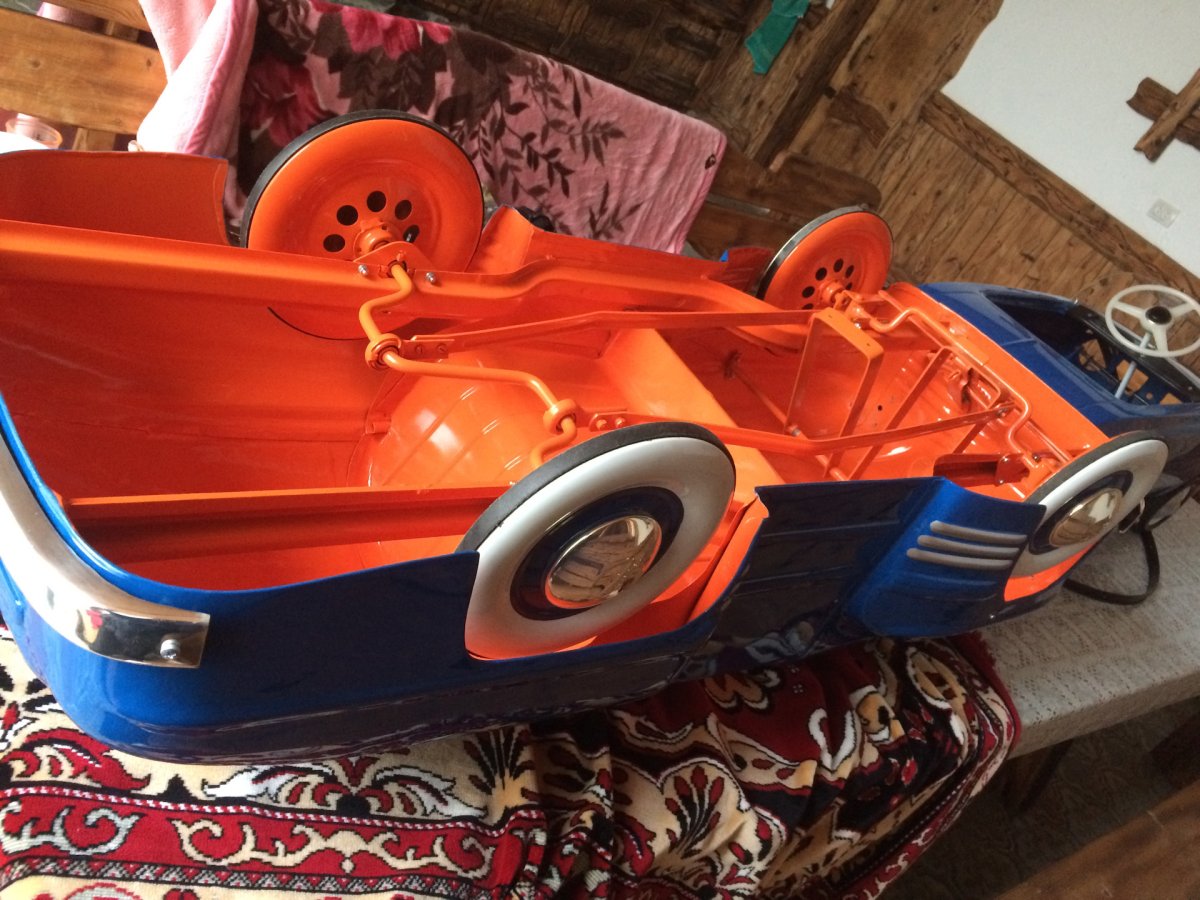 Детский педальный автомобиль