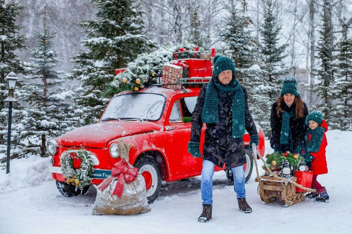 Фотосессия зимой с машиной и елкой