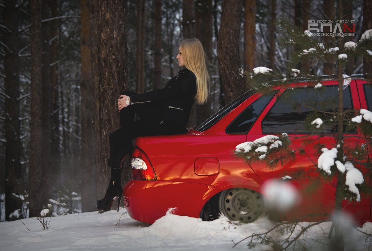 Девушка возле машины зима