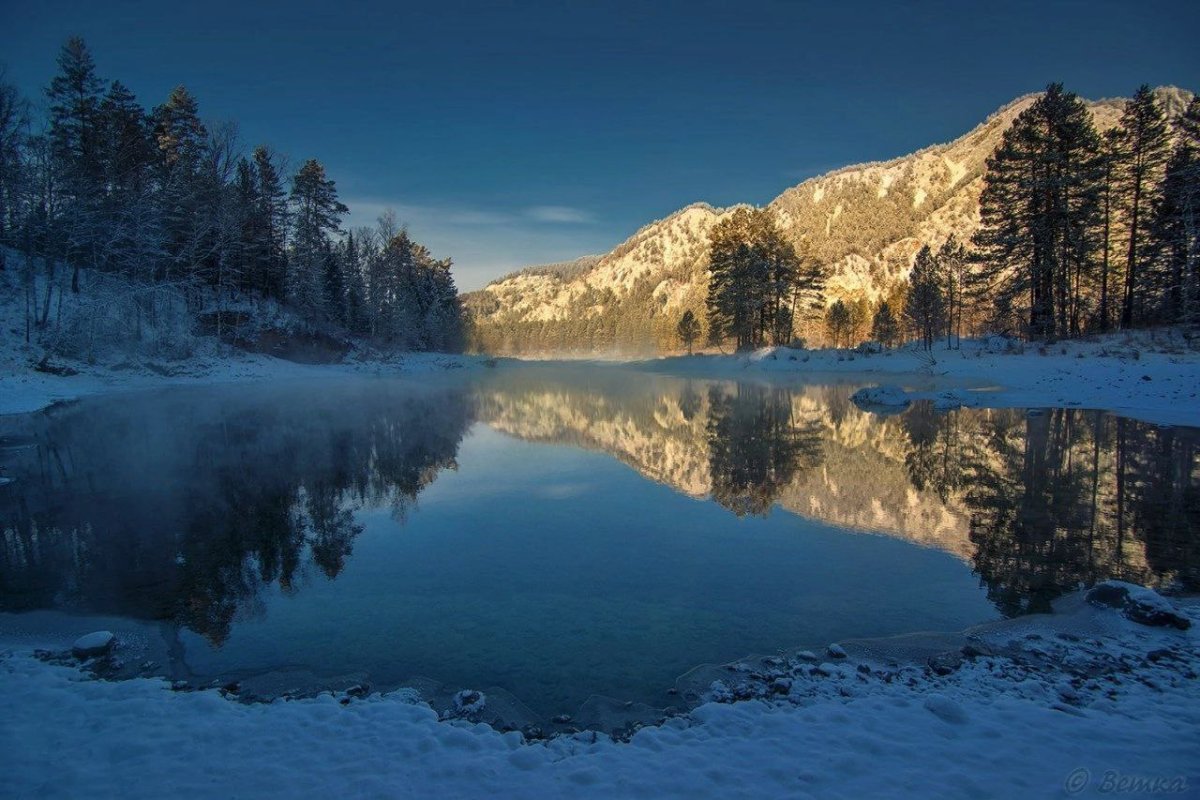 Голубое озеро и снег