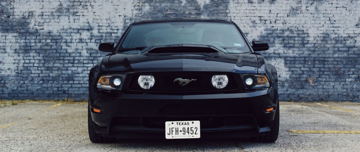 Mustang черные фары
