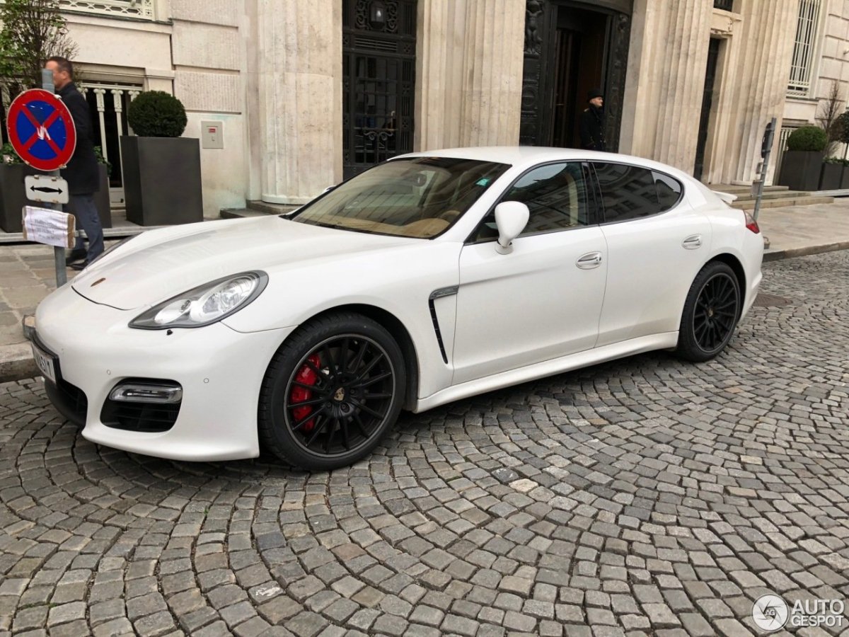 Porsche Panamera белый