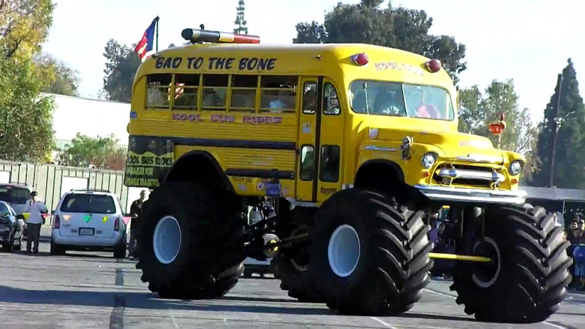 Монстр трак школьный автобус