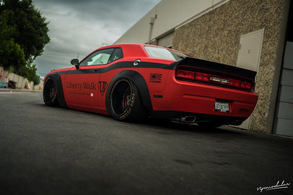 Dodge Challenger Hellcat стенс