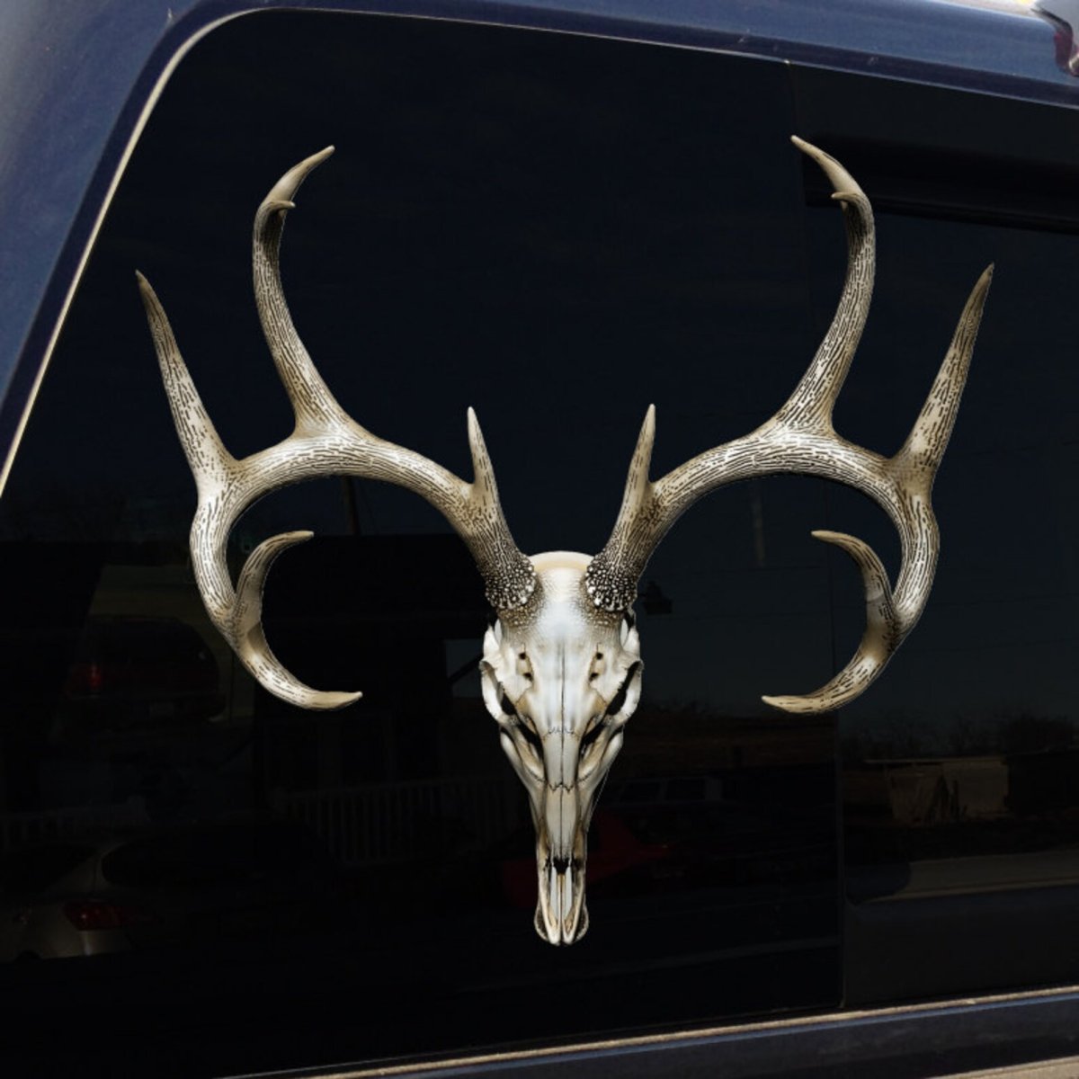 Череп оленя с рогами на человеке