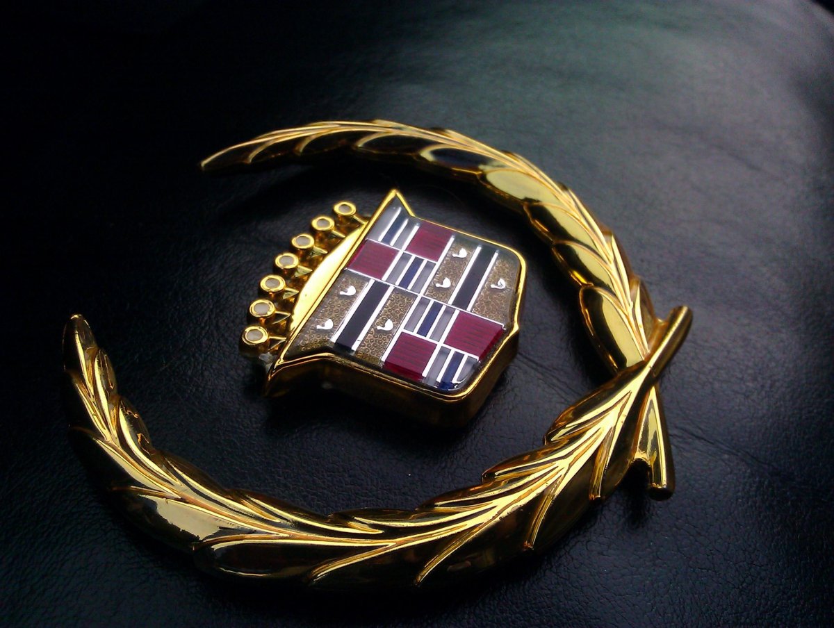 Знак Кадиллак Эскалейд