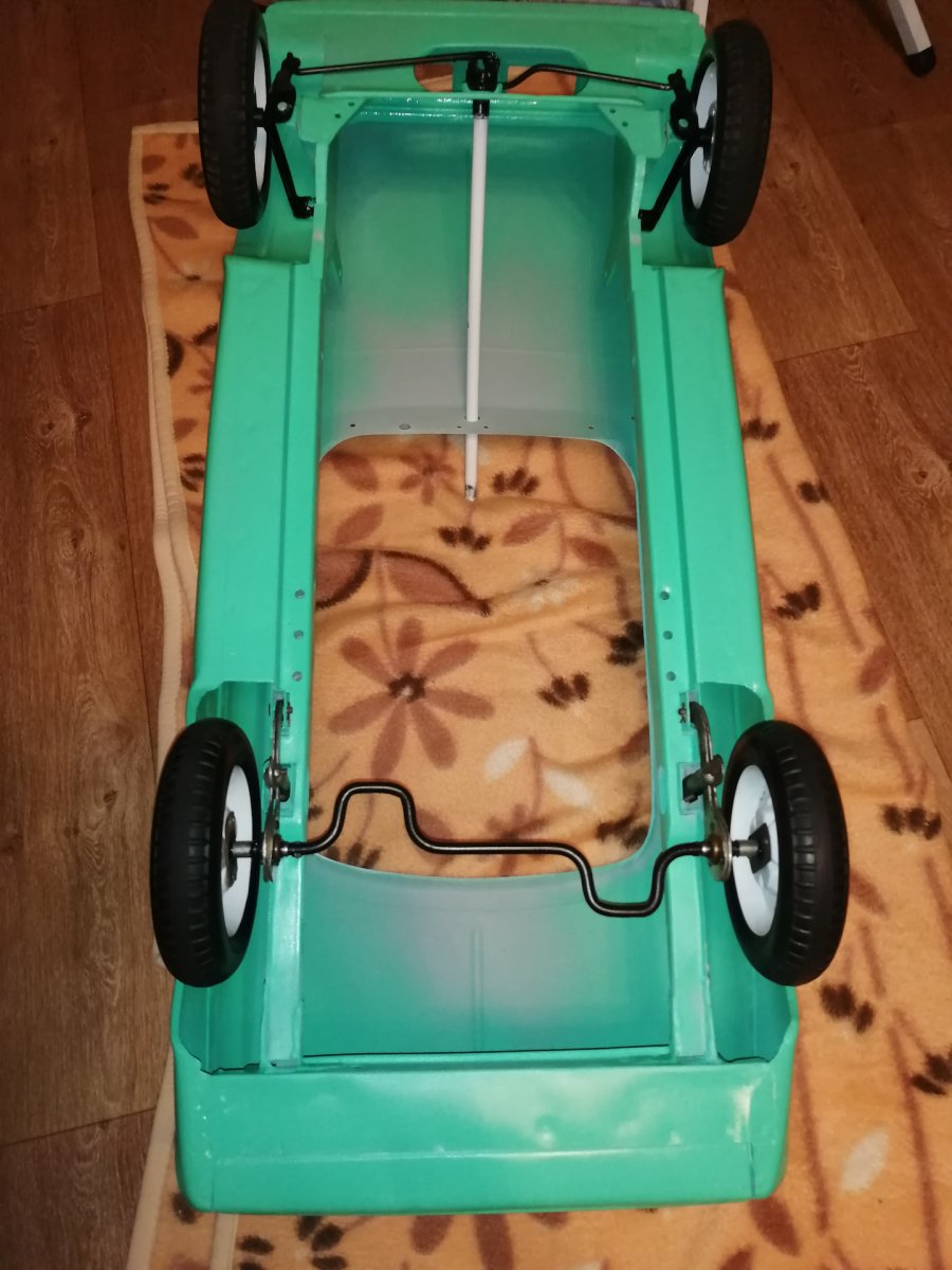 Педальная машинка Илюша