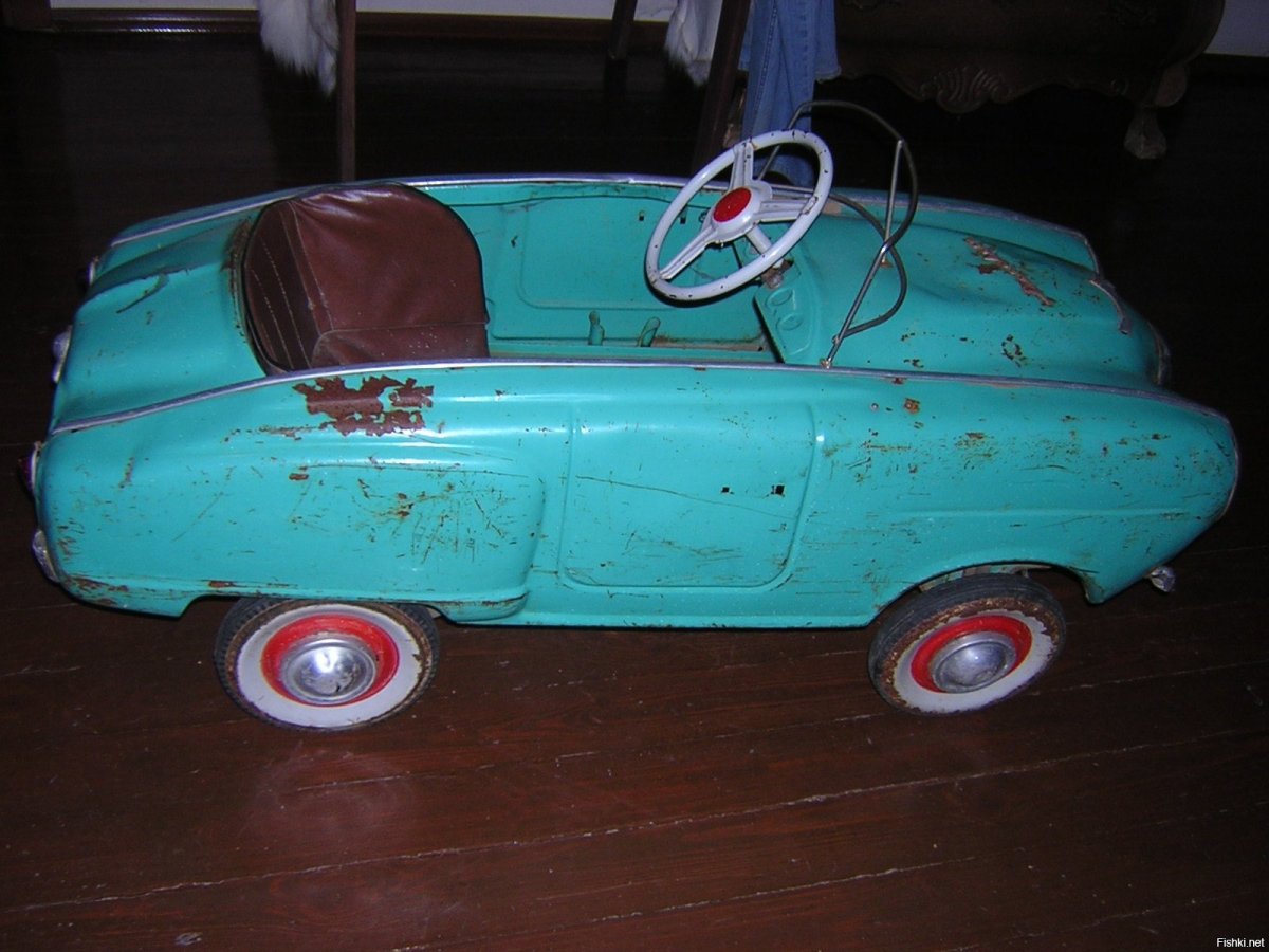 Детская педальная машина Москвич