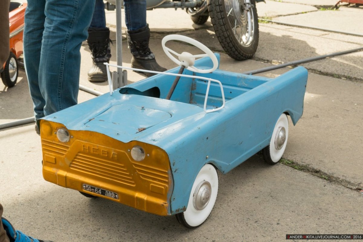Советский педальный автомобиль Нева