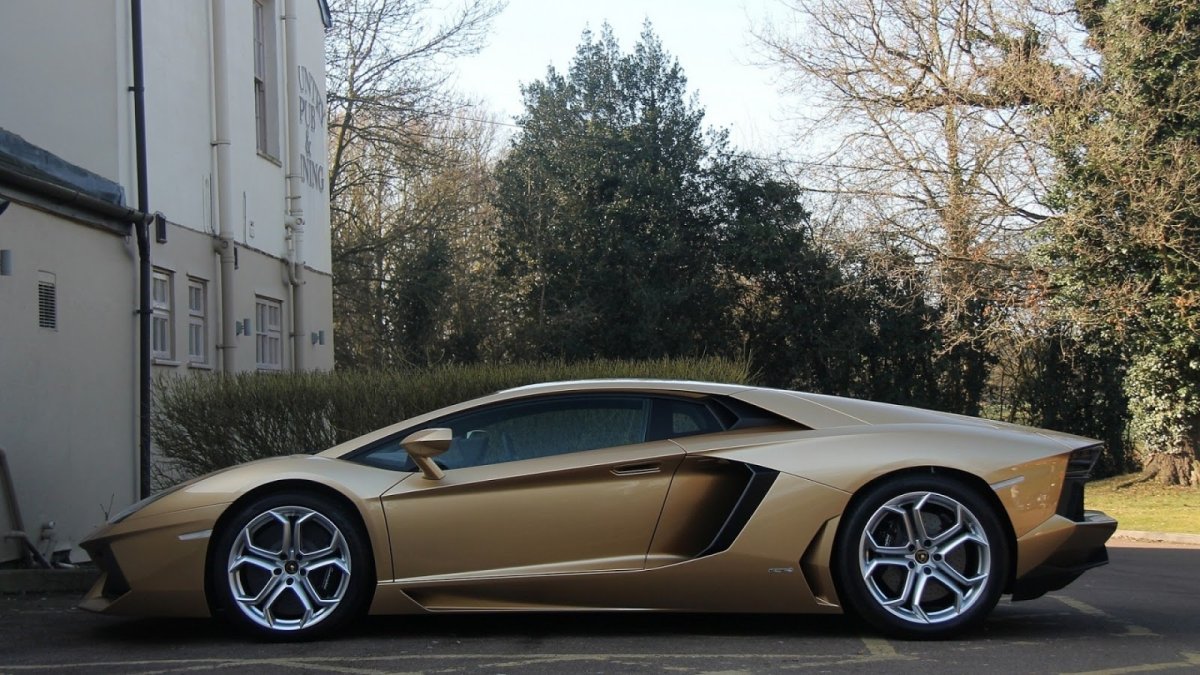 Lamborghini Aventador LP-4 золотистый