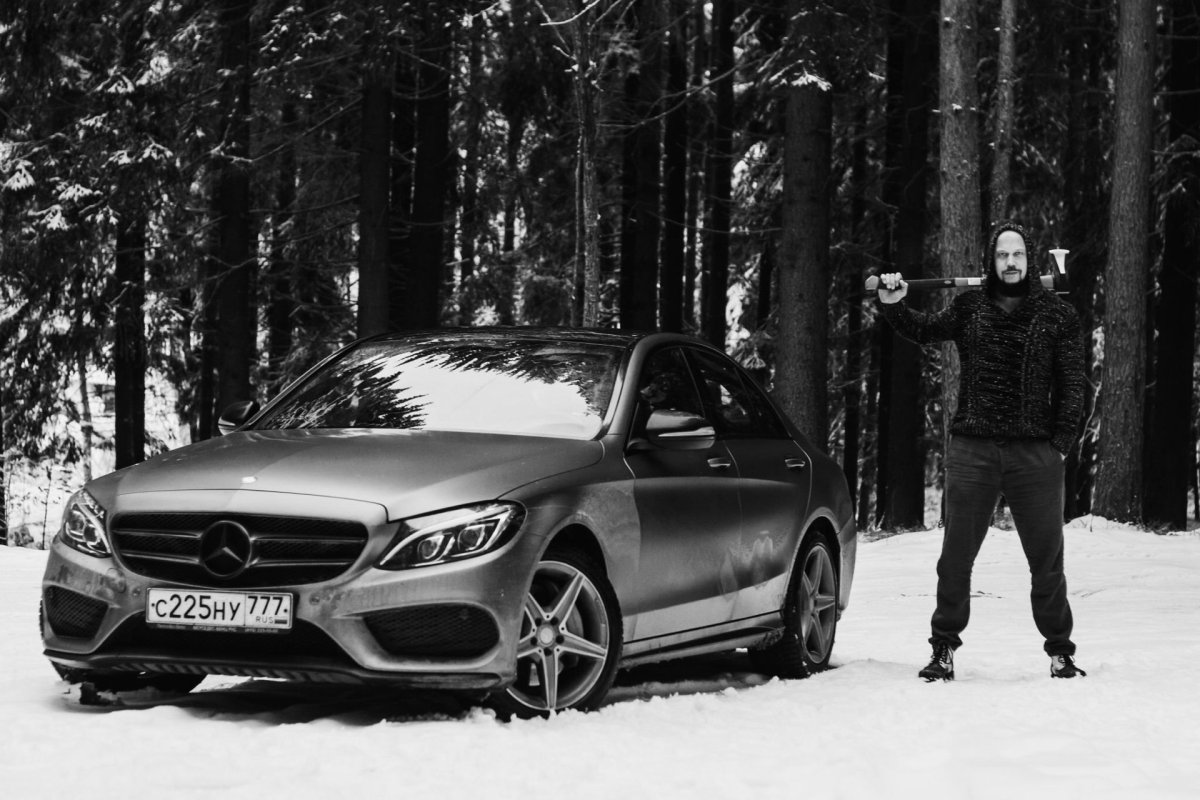 Мужчина на мерседесе