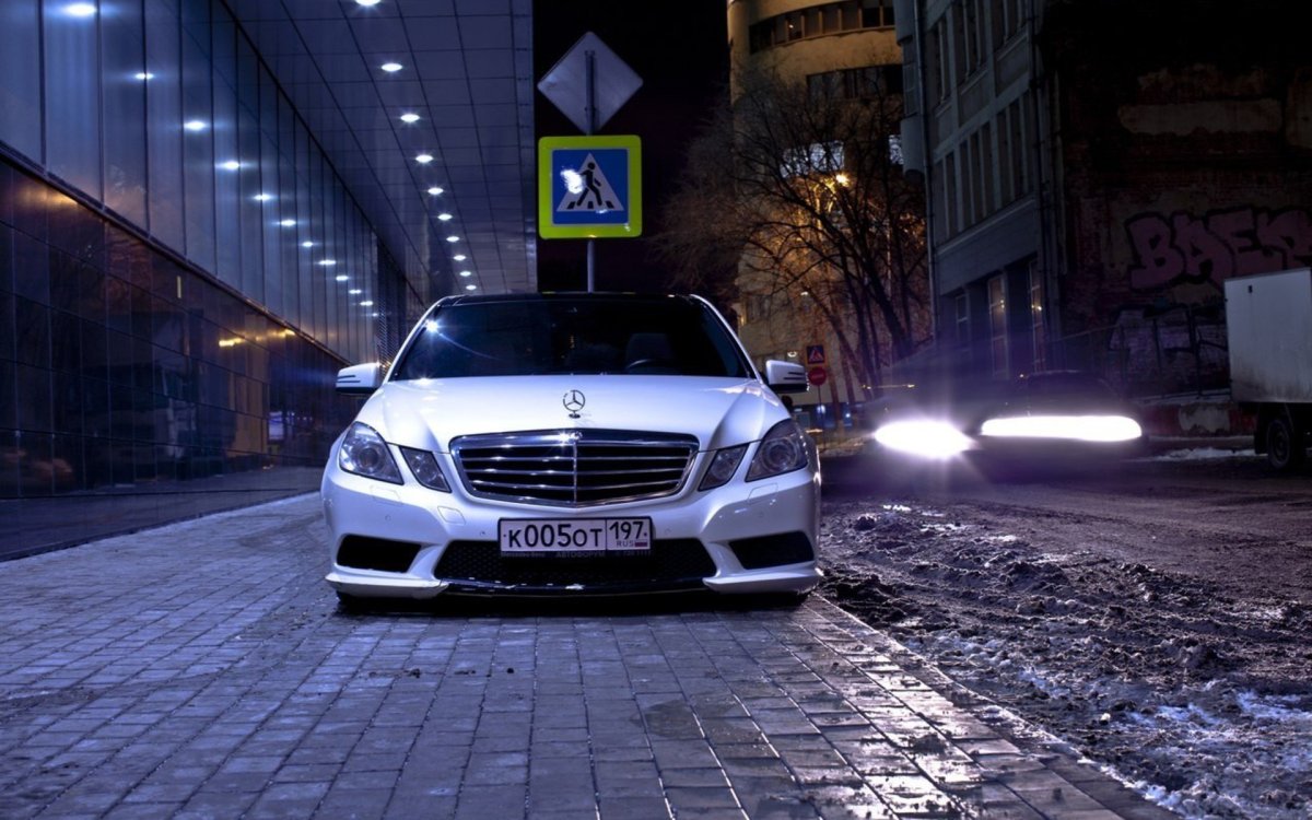Мерседес Бенц е 63 AMG 212 Россия ночь