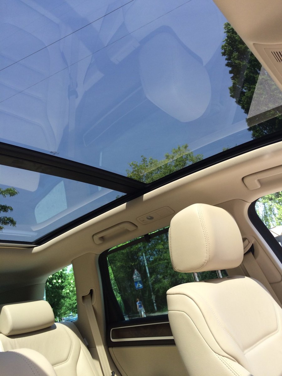 Volkswagen Touareg 2016 с панорамной крышей