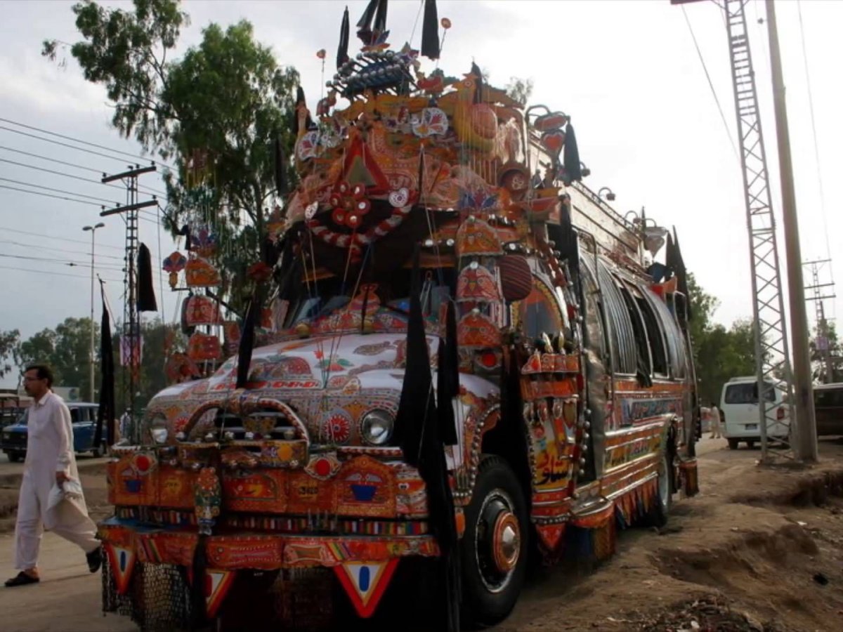 Грузовик в автобус Пакистан