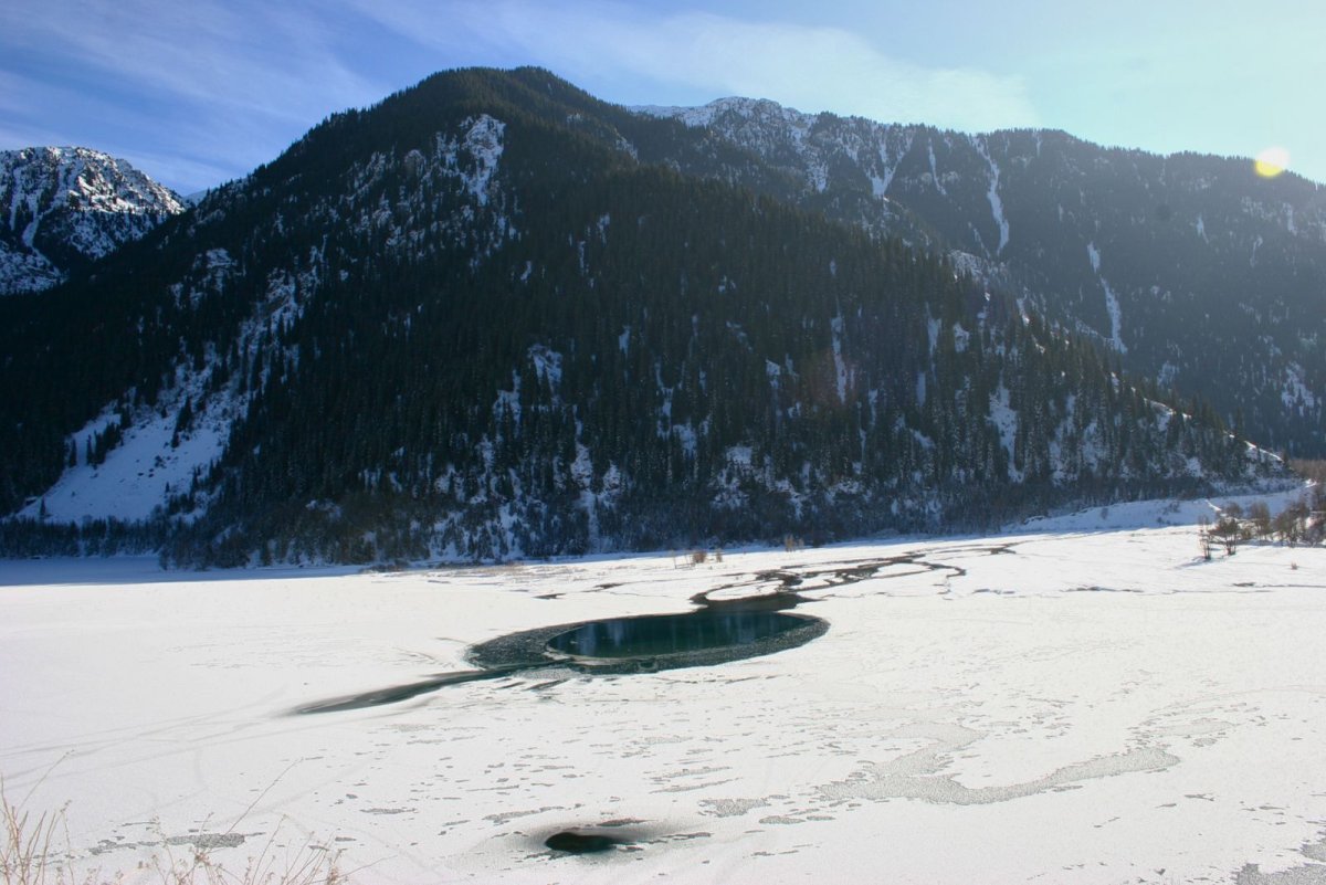 Иссыкское озеро зимой