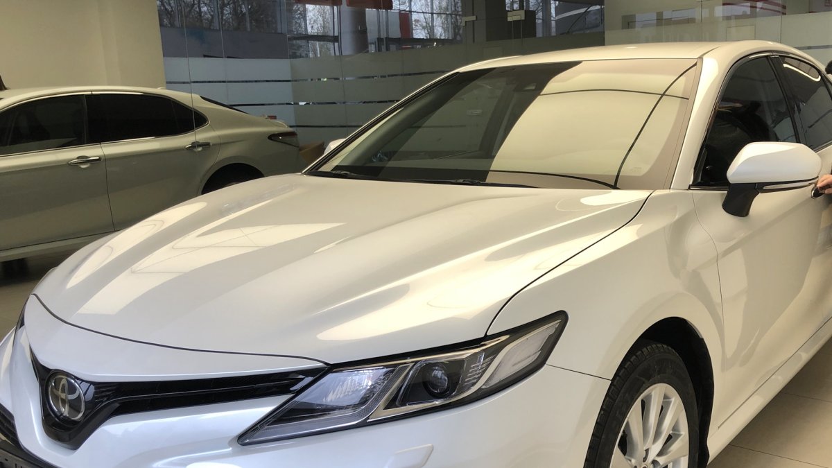 Тойота Камри белый перламутр 2021