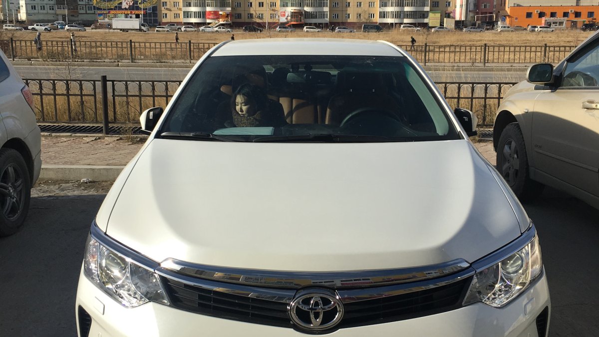 Тойота Камри белый жемчуг