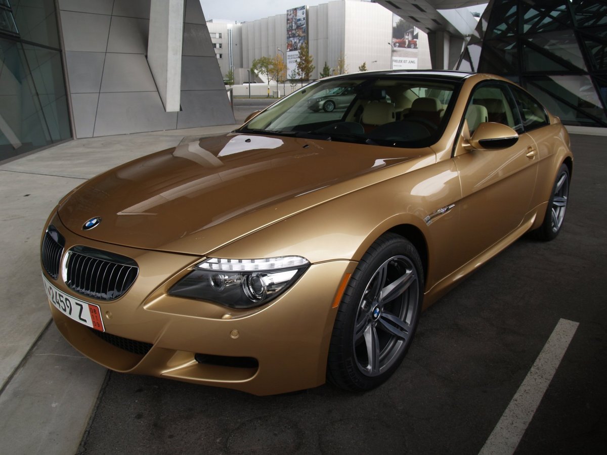 BMW m6 Золотая