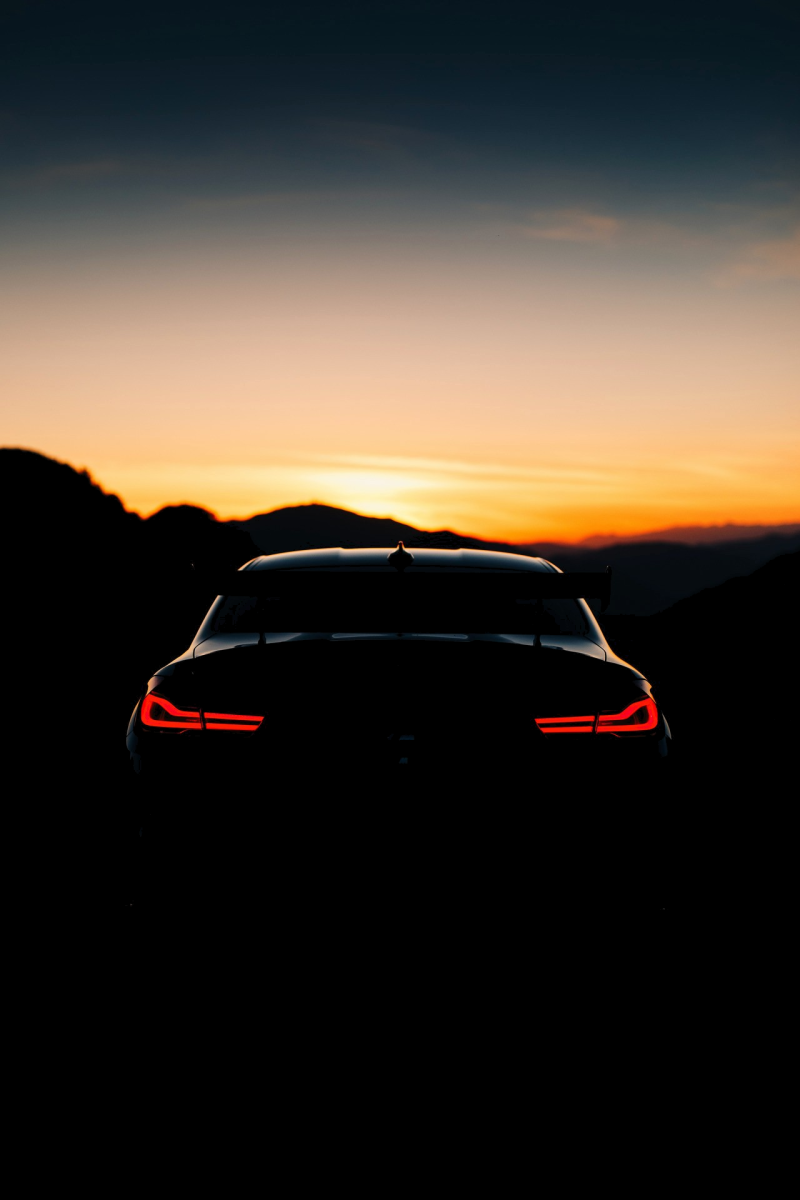 BMW на фоне заката