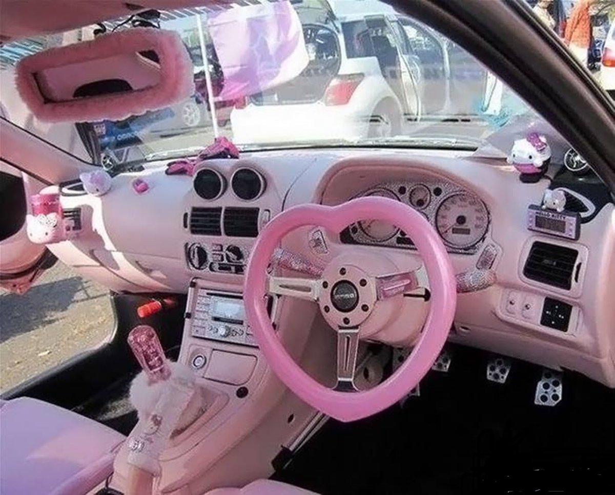 Розовый салон автомобиля